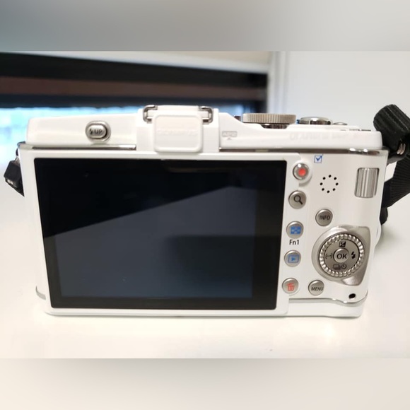 **Mint** Olympus Ep-3 with 14-42mm lens - Picture 4 of 6